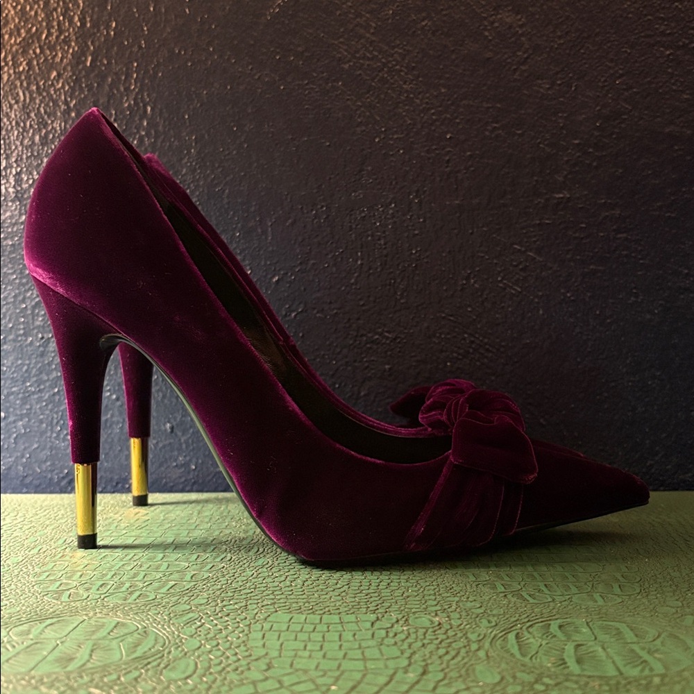 Tom Ford 110mm royal purple velvet pointed-toe pumps w/ bow and gold spiked heel